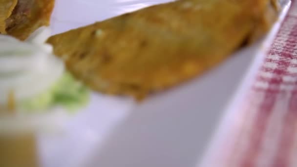 Mexicaanse mandtaco 's en uienschijfjes op witte plaat — Stockvideo