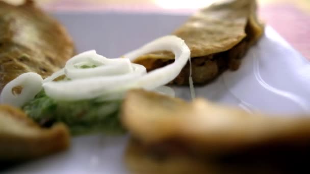 Meksika sepeti tacoları ve beyaz tabakta soğan dilimleri. — Stok video