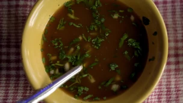 Tigela de guisado de carne mexicana em uma toalha de mesa quadriculada branca e vermelha — Vídeo de Stock