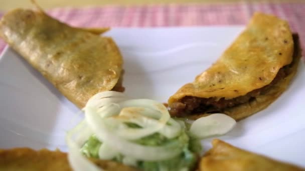 Taco keranjang Meksiko dan irisan bawang di piring putih — Stok Video