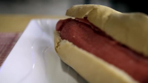 Tradiční mexická sladká tamale torta na bílém talíři — Stock video