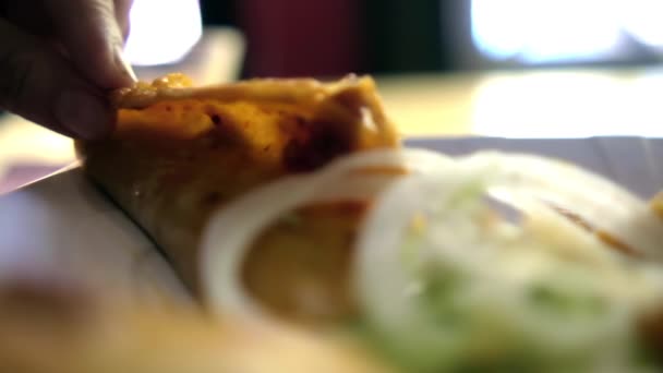Mão adicionando molho para tacos cesta mexicana com fatias de cebola — Vídeo de Stock