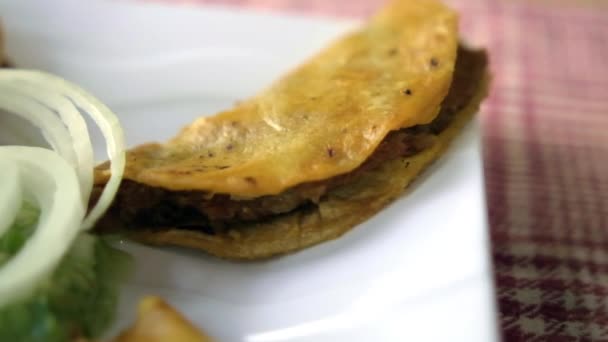 Mexikanska korg tacos och lök skivor på vit tallrik — Stockvideo