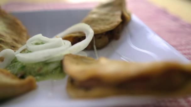 Mexicanske kurv tacos og løg skiver på hvid plade – Stock-video
