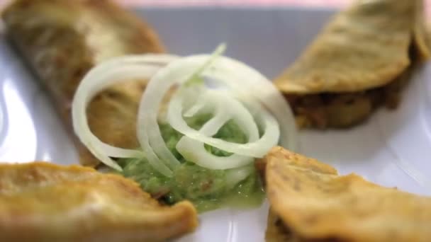 흰 접시에 멕시코 광주리 타코와 양파 조각 — 비디오