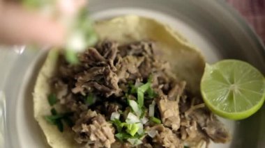 Barbacoa taco ve dilimlenmiş limon.