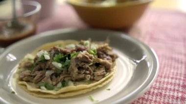 Beyaz tabakta, arka planı bulanık sığır eti dürümü.