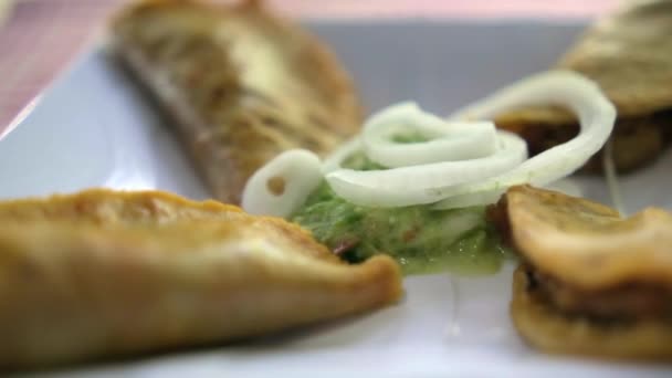 Mexikói kosár taco és hagyma szeletek fehér tányéron — Stock videók