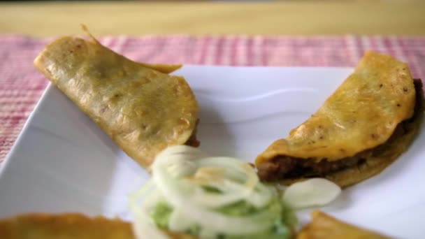 Mexický koš tacos a cibule plátky na bílém talíři — Stock video