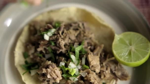 Hovězí barbacoa taco a plátky vápna na bílém talíři — Stock video