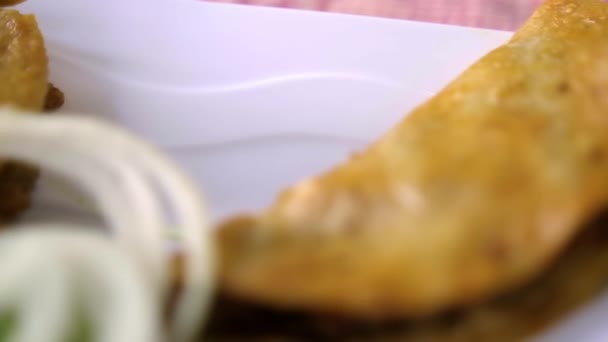 Mexický koš tacos a cibule plátky na bílém talíři — Stock video