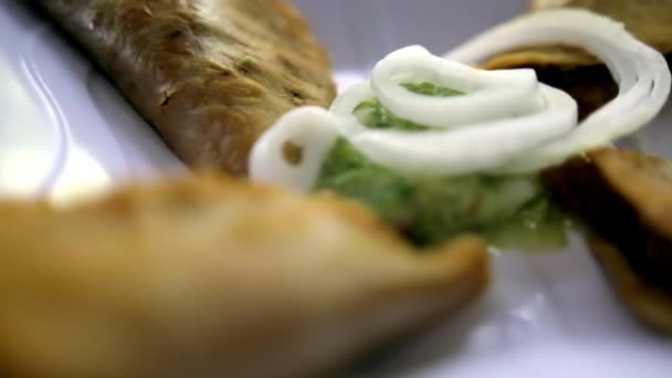 Mexický koš tacos a cibule plátky na bílém talíři — Stock video