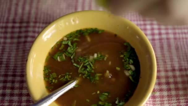 Tigela de guisado de carne mexicana em uma toalha de mesa quadriculada branca e vermelha — Vídeo de Stock