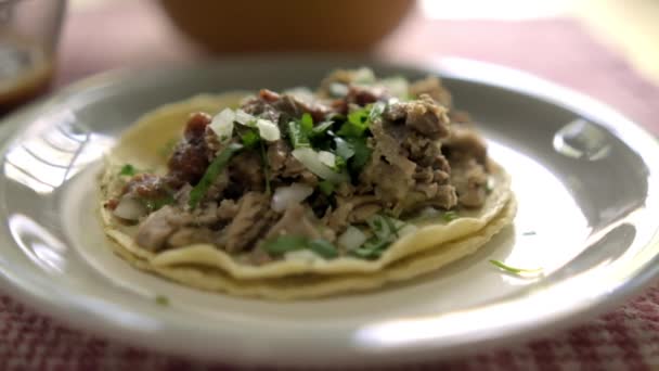 Hovězí barbacoa taco a skleněný šálek horké omáčky na stole — Stock video