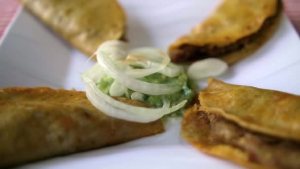 Μεξικάνικο καλάθι με τάκος και φέτες κρεμμυδιού σε λευκό πιάτο — Αρχείο Βίντεο