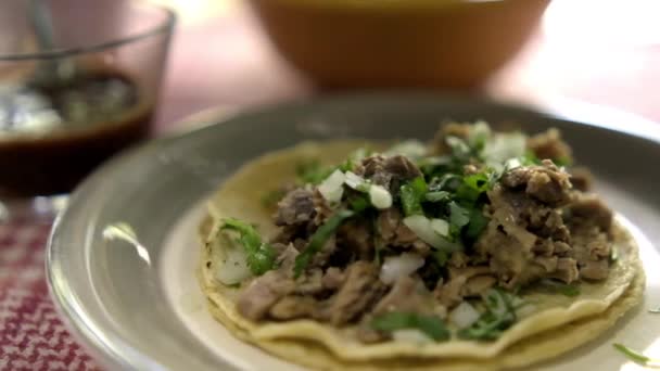 Nötkött barbacoa taco på vit platta med suddig bakgrund — Stockvideo