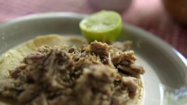 Biftek barbacoa taco ve masada geleneksel güveç.