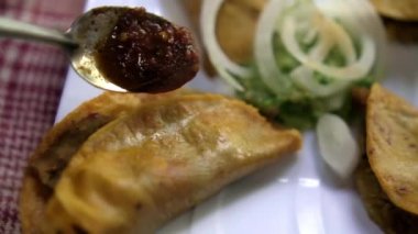 Meksika sepetine soğan dilimli taco sosu ekliyorum.