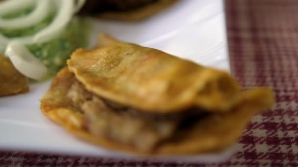 Tacos de canasta mexicana y rodajas de cebolla en plato blanco — Vídeo de stock