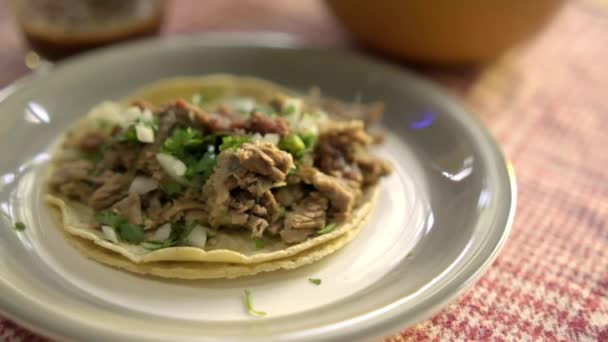 Μοσχάρι barbacoa taco σε λευκό πιάτο με θολή φόντο — Αρχείο Βίντεο
