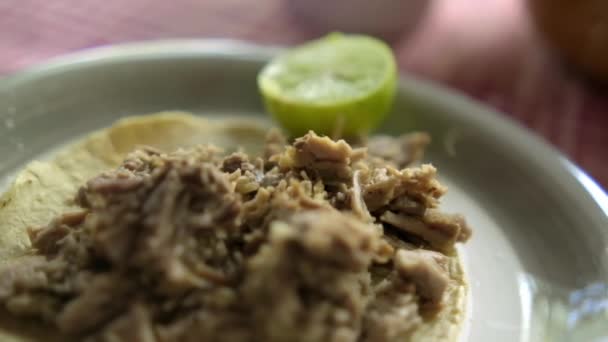 Taco de carne barbacoa y tazón de estofado tradicional en una mesa — Vídeos de Stock