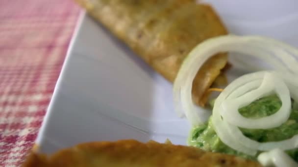 Mexický koš tacos a cibule plátky na bílém talíři — Stock video