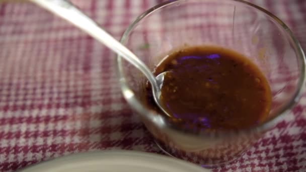 Taco di barbacoa di manzo e tazza di vetro di salsa calda su un tavolo — Video Stock