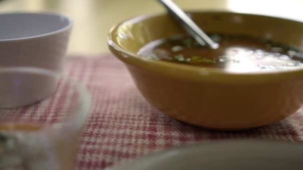 Rindfleisch Barbacoa Taco und Glas heiße Sauce auf einem Tisch — Stockvideo