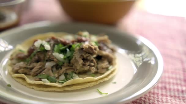 Hovězí barbacoa taco a skleněný šálek horké omáčky na stole — Stock video