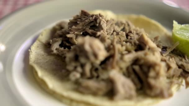 Taco barbacoa de res y lima en rodajas encima de mantel blanco y rojo — Vídeos de Stock