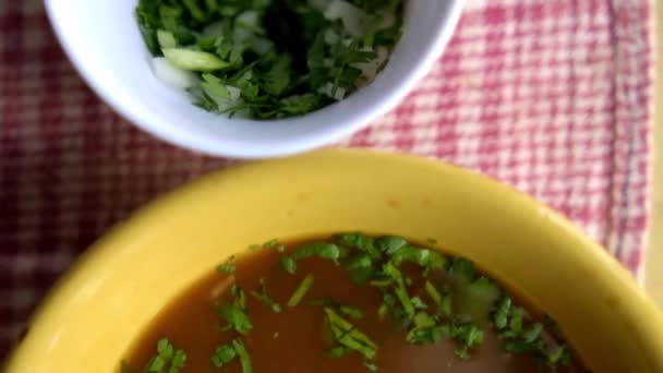 Taco z wołowiną barbacoa i miska tradycyjnego gulaszu na stole — Wideo stockowe