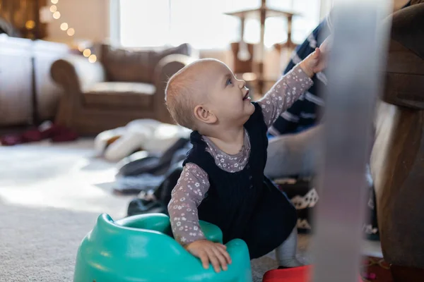 Счастливый ребенок, играющий в гостиной — стоковое фото