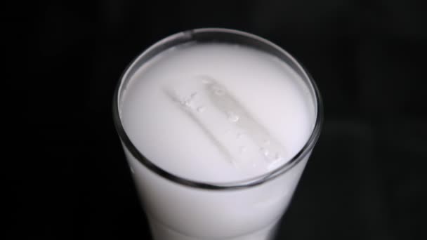 Bicchiere di tradizionale acqua messicana horchata con sfondo nero — Video Stock