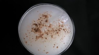Bir bardak siyah arka planlı geleneksel Meksika horchata suyu.