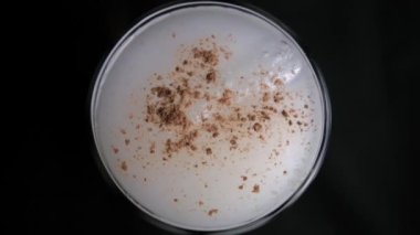 Bir bardak siyah arka planlı geleneksel Meksika horchata suyu.