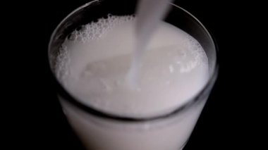Geleneksel Meksika Horchata suyunu bardağa dolduruyorum.