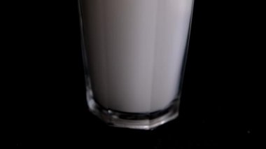 Bir bardak siyah arka planlı geleneksel Meksika horchata suyu.