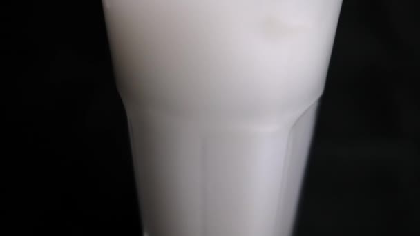 Vaso de agua tradicional de horchata mexicana con fondo negro — Vídeos de Stock