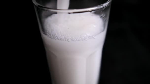 Pouring traditional Mexican horchata water into a glass — Stock Video