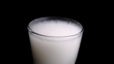 Bir bardak siyah arka planlı geleneksel Meksika horchata suyu.
