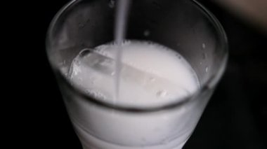 Geleneksel Meksika Horchata suyunu bardağa dolduruyorum.