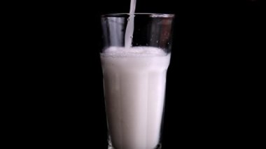 Geleneksel Meksika Horchata suyunu bardağa dolduruyorum.
