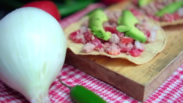 Ton tradițional mexican tostadas pe o placă de tăiere din lemn — Videoclip de stoc