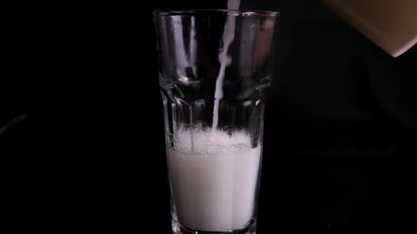 Versare l'acqua tradizionale messicana horchata in un bicchiere — Video Stock