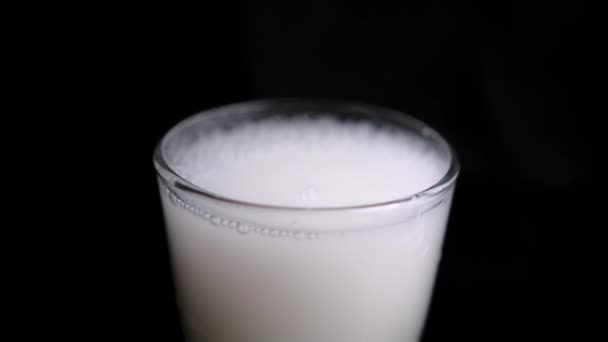 Bicchiere di tradizionale acqua messicana horchata con sfondo nero — Video Stock