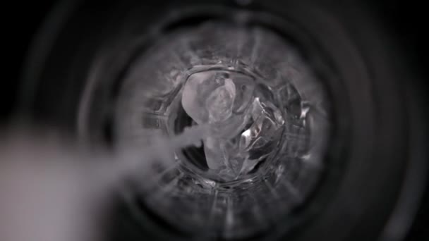 Traditionelles mexikanisches Horchata-Wasser in ein Glas gießen — Stockvideo