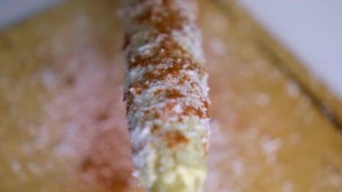 Meksika mısırı, acı biber tozu ve rendelenmiş peynir.