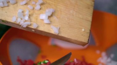 Tahta kesme tahtasından doğranmış soğan süpürmek