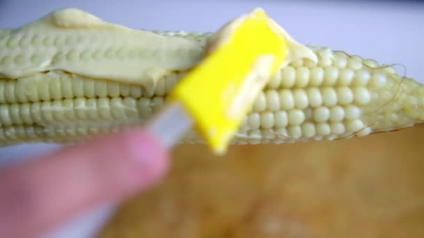 在木板上方的玉米上撒些蛋黄酱 — 图库视频影像