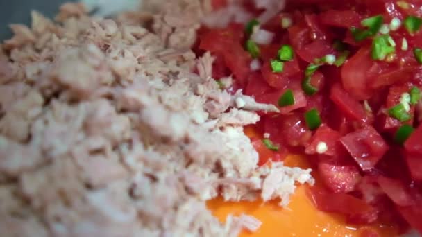 Squeezing lime onto chopped tuna and Mexican pico de gallo — Stock Video